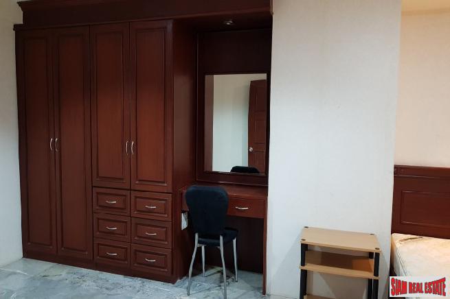 Saranjai Mansion | Large One Bedroom with Balcony and Pool View on Sukhumvit 6, Bangkok-11