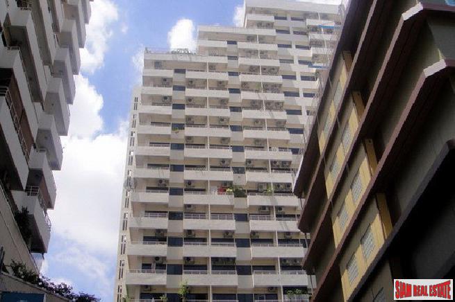 Saranjai Mansion | Large One Bedroom with Balcony and Pool View on Sukhumvit 6, Bangkok-1