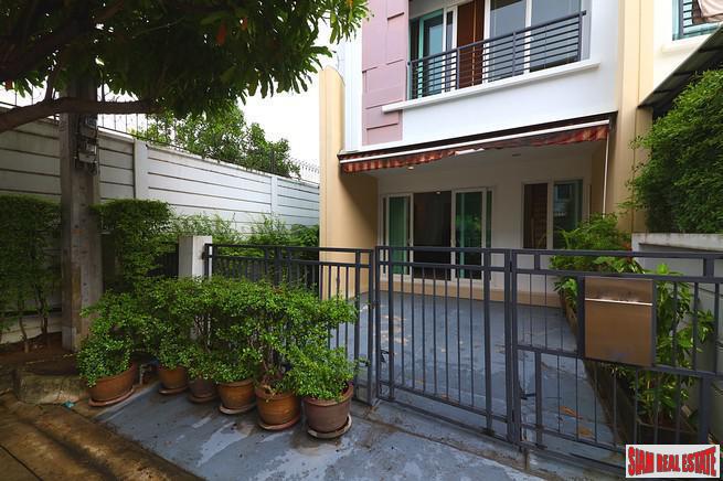 Baan Klang Muang S-Sense | Three Bedroom Three Storey Corner Home Perfect for a Family in Khwaeng Wang Thonglang
