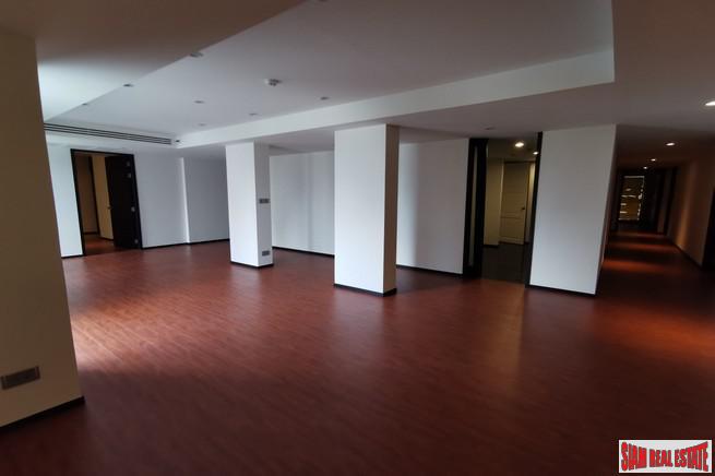 Luxury Low-Rise Freehold Residence Ready to Move in at the Exclusive Area of Ratchadamri, Lumpini - 4 Bed Units-22
