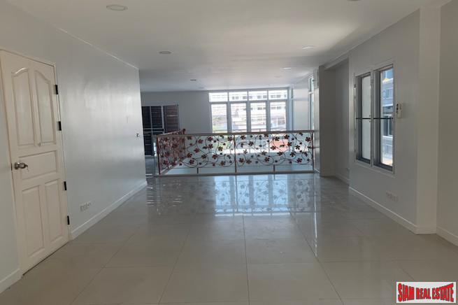 Four Storey Five Bedroom House for Sale with Lots of Parking in Ekkamai-15